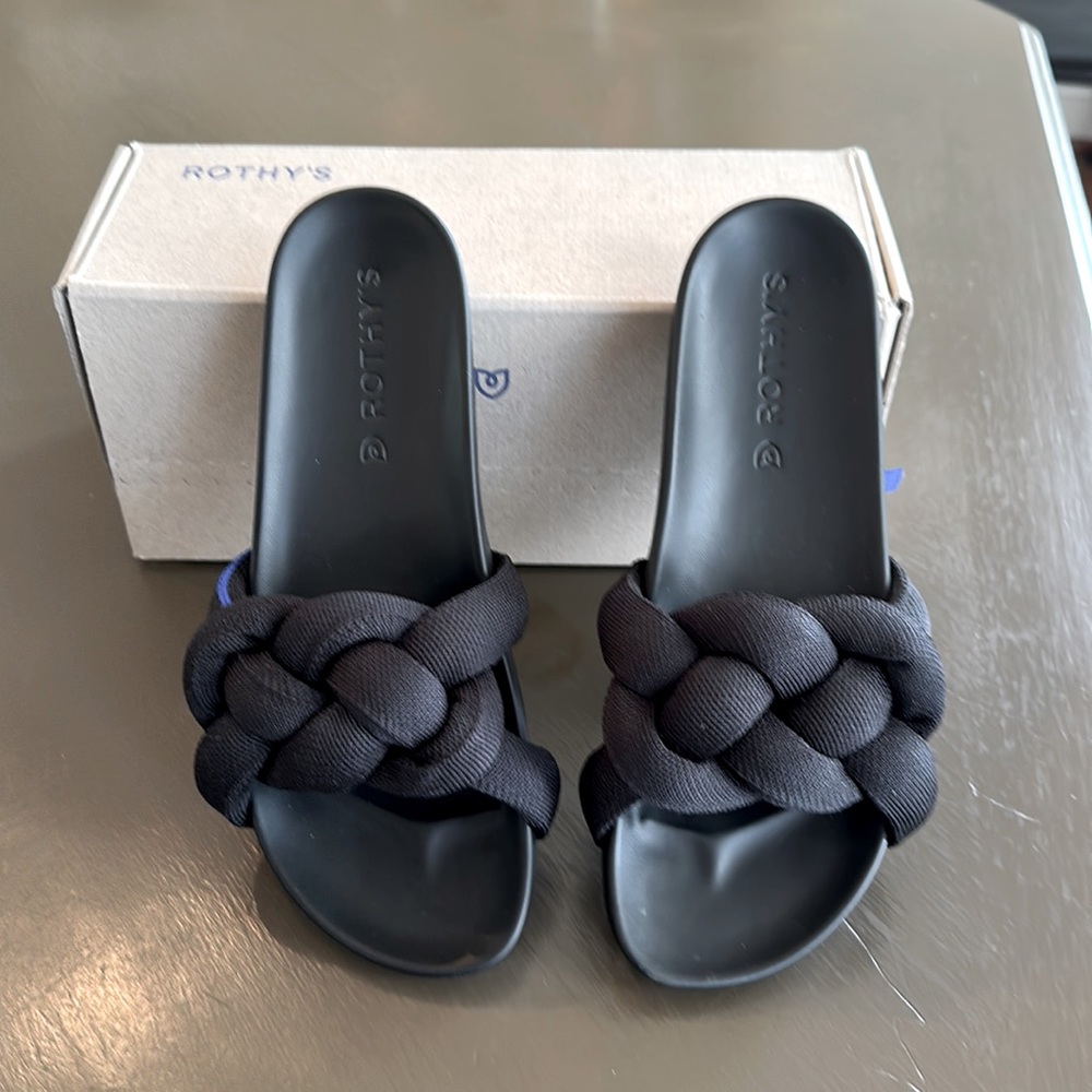 RARE limited edition Rothy’s Black Bubble Slide Size 5.5